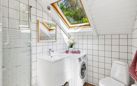 Ilwith - 28Km from the Sea: Flooring, Loodgieterswerkinrichting, Verdieping, Interieur Ontwerp, Plafond, Loodgieter, Kraan, Wastafel, Tegel, Badkamer