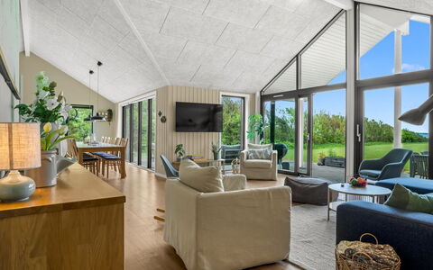 Gerlind - 75M to the Fjord: Plafond, Interieur Ontwerp, Huis, Bankstel, Woonkamer, Stoel, Verblijf, Hardwood, Landgoed
