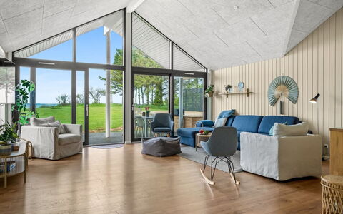 Gerlind - 75M to the Fjord: Flooring, Hout, Interieur Ontwerp, Meubilair, Verdieping, Houten Vloer, Plafond, Stoel, Laminaatvloer, Woonkamer