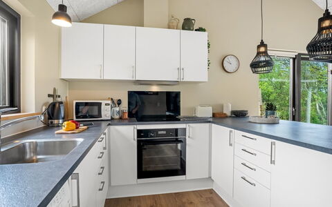 Gerlind - 75M to the Fjord: Countertop, Keuken, Toestel Van De Keuken, Cabinetry, Interieur Ontwerp, Meubilair, Flooring, Major Appliance, Huishoudapparatuur, Hout