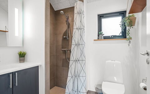 Gerlind - 75M to the Fjord: Flooring, Interieur Ontwerp, Verdieping, Loodgieterswerkinrichting, Toilet, Wc Bril, Badkamerkast, Badkamer, Plafond, Loodgieter