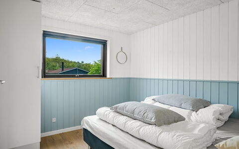 Gerlind - 75M to the Fjord: Slaapkamer, Interieur Ontwerp, Plafond, Flooring, Bedding, Bed, Laken, Verdieping, Bed Frame, Kamer