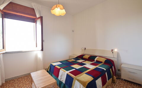 Punta Braccetto Fronte Mare: Bed, Slaapkamer, Muur, Interieur Ontwerp, Verdieping, Laken, Hout, Flooring, Bedding, Kamer