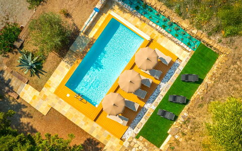 Villa la Guardiola: Zwembad, Toevlucht, Buitenmeubels, Ligstoel, Eco Hotel, Tuin, Paraplu, Schaduw, Thermae, Landscaping