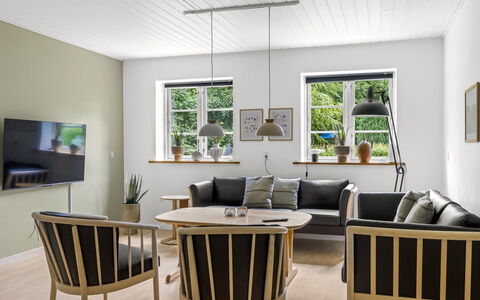 Falka - 30Km from the Sea: Meubilair, Interieur Ontwerp, Flooring, Hout, Verdieping, Tafel, Huis, Houten Vloer, Verlichting, Woonkamer