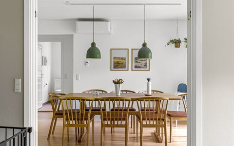 Falka - 30Km from the Sea: Meubilair, Interieur Ontwerp, Flooring, Hout, Eetkamer, Keuken En Eettafel, Verdieping, Tafel, Stoel, Plafond