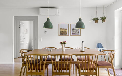 Falka - 30Km from the Sea: Meubilair, Hout, Eetkamer, Flooring, Interieur Ontwerp, Keuken En Eettafel, Verdieping, Tafel, Stoel, Kroonluchter