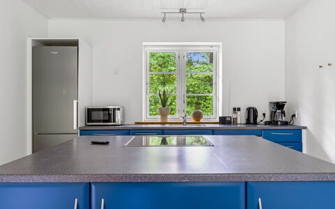 Falka - 30Km from the Sea: Flooring, Keuken, Hout, Countertop, Interieur Ontwerp, Verdieping, Gootsteen, Cabinetry, Huis, Toestel Van De Keuken