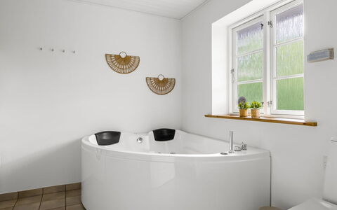 Falka - 30Km from the Sea: Bad, Loodgieterswerkinrichting, Flooring, Interieur Ontwerp, Verdieping, Kraan, Loodgieter, Badkamer, Jacuzzi
