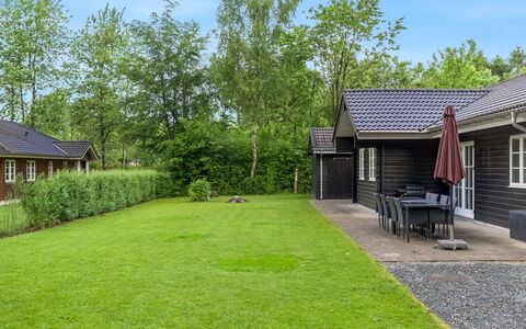 Falka - 30Km from the Sea: Huis, Woongebied, Struik, Dak, Verblijf, Huis, Tuin, Gazon, Groundcover, Siding