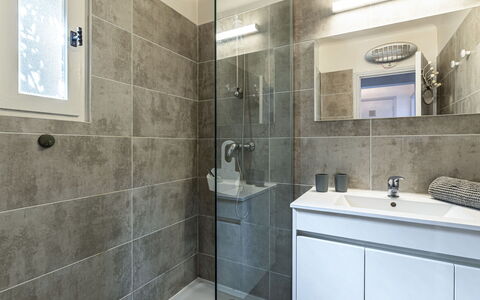 U Sognu: Badkamer, Loodgieterswerkinrichting, Flooring, Interieur Ontwerp, Verdieping, Wastafel, Wastafel In De Badkamer, Toilet, Badkamerkast, Kraan