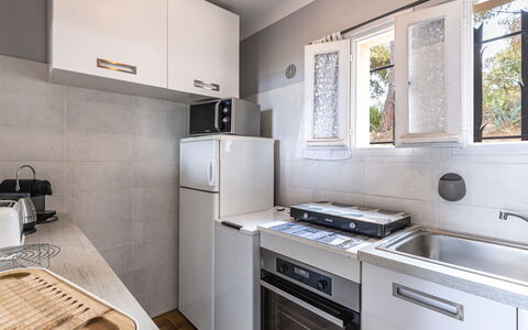 U Sognu: Toestel Van De Keuken, Keuken, Major Appliance, Countertop, Huishoudapparatuur, Fornuis, Cabinetry, Koelkast, Interieur Ontwerp, Flooring
