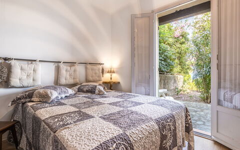 U Sognu: Bed, Slaapkamer, Interieur Ontwerp, Bedding, Muur, Meubilair, Laken, Verdieping, Flooring, Linens