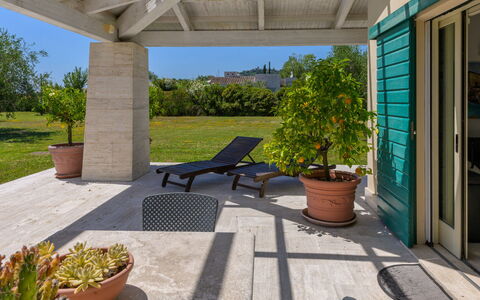 La Sorgente: Buitenmeubels, Schaduw, Tuin, Meubilair, Outdoor Structuur, Landscaping, Stoel, Patio, Bloempot, Landgoed