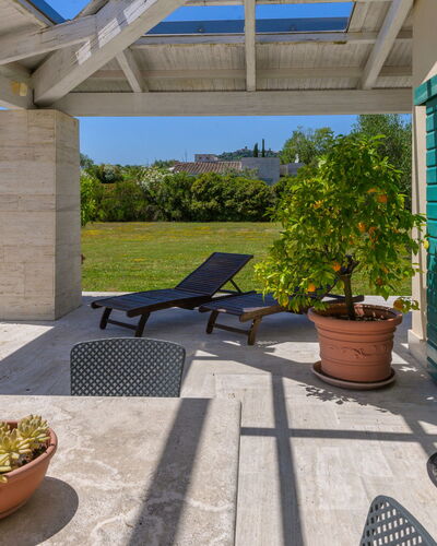 La Sorgente: Buitenmeubels, Schaduw, Tuin, Meubilair, Outdoor Structuur, Landscaping, Stoel, Patio, Bloempot, Landgoed