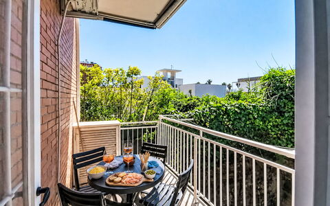 Bemi' Al Mare: Woongebied, Appartement, Balkon, Huis, Veranda, Buitenmeubels, Condominium, Schaduw, Stoel, Buitentafel