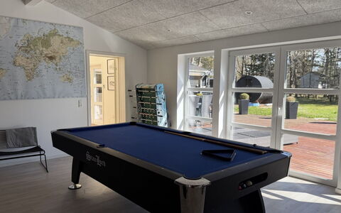 Keijo - from the Sea: Pool, Biljarttafel, Meubilair, Flooring, Interieur Ontwerp, Verdieping, Biljartkamer, Plafond, Tafel