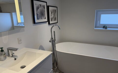 Keijo - from the Sea: Flooring, Loodgieterswerkinrichting, Verdieping, Badkamer, Interieur Ontwerp, Bad, Loodgieter, Kraan, Wastafel, Kamer