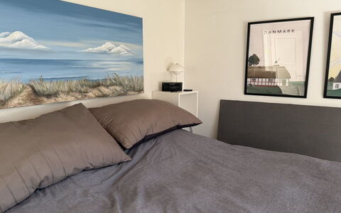 Keijo - from the Sea: Slaapkamer, Meubilair, Laken, Bed, Interieur Ontwerp, Bedding, Linens, Verdieping, Kamer, Fotolijst