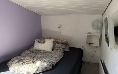 Keijo - from the Sea: Slaapkamer, Verdieping, Interieur Ontwerp, Bed, Flooring, Laken, Plafond, Bedding, Kamer, Linens