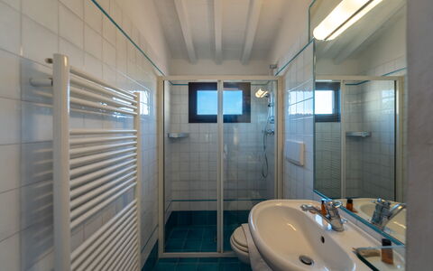 Casa dello Scrittore: Flooring, Plafond, Interieur Ontwerp, Verdieping, Kamer, Loodgieterswerkinrichting, Appartement, Loodgieter, Badkamer, Kraan