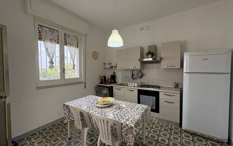 Villa Sole Mare: Meubilair, Flooring, Interieur Ontwerp, Verdieping, Hout, Major Appliance, Toestel Van De Keuken, Keuken, Kamer, Verlichting