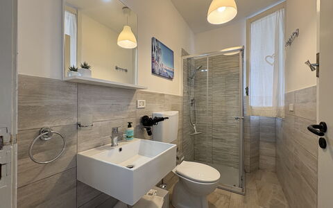 Villa Sole Mare: Badkamer, Flooring, Loodgieterswerkinrichting, Verdieping, Wc Bril, Toilet, Wastafel In De Badkamer, Interieur Ontwerp, Wastafel, Kraan