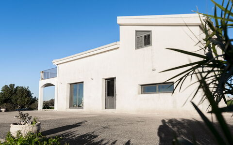 Villa Costa: Lucht, Architectuur, Huis, Woongebied, Samengesteld Materiaal, Landgoed, Deur, Beton, Schaduw, Oprit