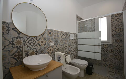 Villa Benvenuti al Sud: Flooring, Verdieping, Interieur Ontwerp, Loodgieterswerkinrichting, Wc Bril, Tegel, Badkamer, Toilet, Wastafel, Loodgieter