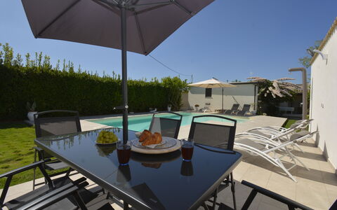 Villa Benvenuti al Sud: Meubilair, Buitenmeubels, Zwembad, Stoel, Paraplu, Buitentafel, Tafel, Schaduw, Keuken En Eettafel, Patio