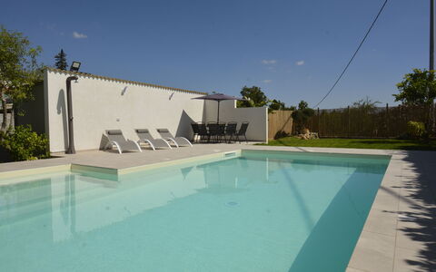 Villa Benvenuti al Sud: Zwembad, Samengesteld Materiaal, Schaduw, Toevlucht, Beton, Landscaping, Ontwerp, Waterpartij, Backyard, Buitenmeubels