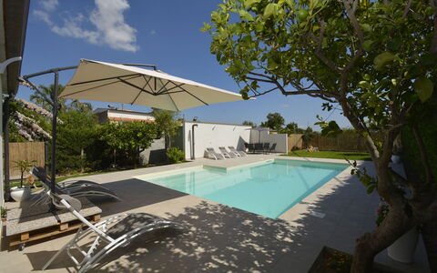 Villa Benvenuti al Sud: Zwembad, Toevlucht, Buitenmeubels, Samengesteld Materiaal, Schaduw, Eco Hotel, Ligstoel, Paraplu, Vrije Tijd, Villa