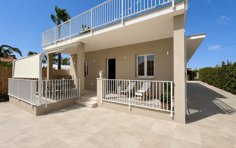 Villa Benvenuti al Sud: Woongebied, Huis, Veranda, Samengesteld Materiaal, Balkon, Schaduw, Landgoed, Beton, Hek, Dek