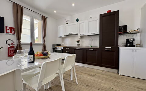 Villa Benvenuti al Sud: Meubilair, Flooring, Interieur Ontwerp, Keuken, Hout, Verdieping, Houten Vloer, Countertop, Cabinetry, Toestel Van De Keuken
