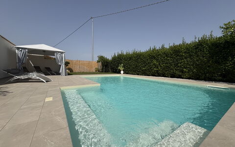 Villa Benvenuti al Sud: Zwembad, Blauw, Toevlucht, Samengesteld Materiaal, Waterpartij, Schaduw, Vrije Tijd, Beton, Eco Hotel, Tegel