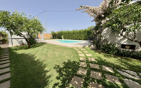 Villa Benvenuti al Sud: Tuin, Zwembad, Gazon, Schaduw, Landscaping, Backyard, Werf, Flagstone, Kunstgras