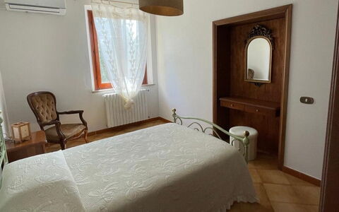 Villa i Fiori: Hout, Flooring, Verdieping, Meubilair, Interieur Ontwerp, Bed, Slaapkamer, Laken, Verlichting, Kamer