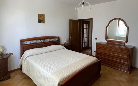 Villa i Fiori: Bed, Meubilair, Slaapkamer, Laken, Hout, Flooring, Bedding, Interieur Ontwerp, Verdieping, Lade