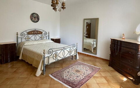 Villa i Fiori: Bed, Meubilair, Slaapkamer, Interieur Ontwerp, Bedding, Laken, Flooring, Verdieping, Kamer, Bed Frame