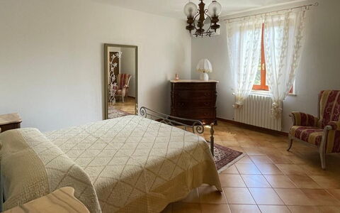 Villa i Fiori: Meubilair, Bed, Slaapkamer, Interieur Ontwerp, Flooring, Verdieping, Muur, Laken, Bedding, Hout