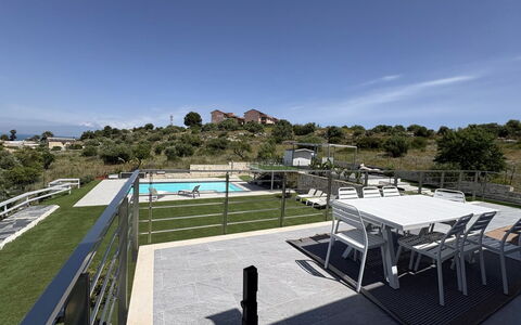 Rari House: Zwembad, Buitenmeubels, Hek, Balkon