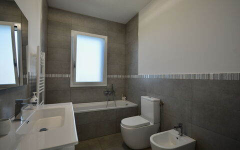Rari House: Loodgieterswerkinrichting, Flooring, Badkamer, Verdieping, Toilet, Loodgieter, Interieur Ontwerp, Kraan, Wc Bril, Wastafel
