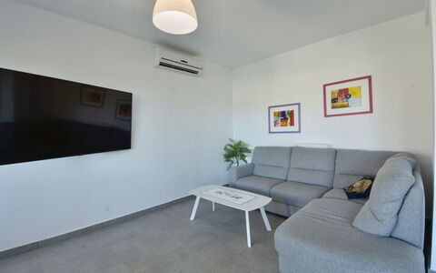 Rari House: Meubilair, Interieur Ontwerp, Flooring, Verdieping, Muur, Bankstel, Plafond, Hout, Kamer, Woonkamer