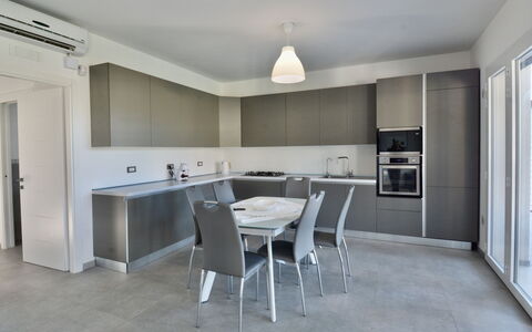 Rari House: Meubilair, Keuken, Flooring, Interieur Ontwerp, Major Appliance, Countertop, Hout, Toestel Van De Keuken, Plafond, Verdieping