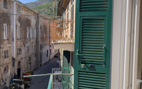 Casa Nanai - Levanto: Deur, Balkon, Bloempot, Steeg, Beton, Schaduw, Kamerplant, Home Deur