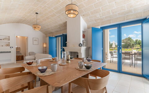 Tenuta Emma: Meubilair, Flooring, Verdieping, Stoel, Keuken En Eettafel, Tafel, Huis, Deur, Eetkamer, Schaduw
