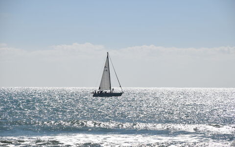 L'Oasi di Salvo: Boot, Lucht, Zeilboot, Watercraft, Het Zeilen, Mast, Horizon, Het Zeilen
