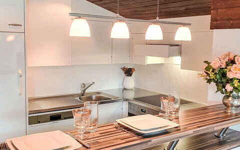 Casa Primavera B31: Interieur Ontwerp, Countertop, Keuken, Lichte Inrichting, Meubilair, Plafond, Hout, Flooring, Verlichting, Verdieping