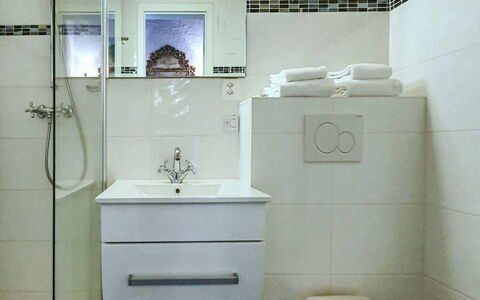 Casa Primavera B31: Badkamer, Loodgieterswerkinrichting, Flooring, Toilet, Interieur Ontwerp, Wastafel In De Badkamer, Wastafel, Wc Bril, Verdieping, Kraan