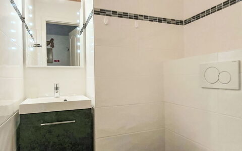 Casa Primavera B31: Flooring, Verdieping, Badkamer, Muur, Loodgieterswerkinrichting, Toilet, Interieur Ontwerp, Wc Bril, Tegel, Loodgieter